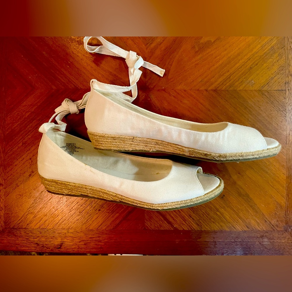 Size 8 white Old Navy espadrilles